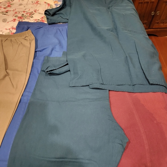 Scrubs a variety some mediums, large and xl - Picture 6 of 16